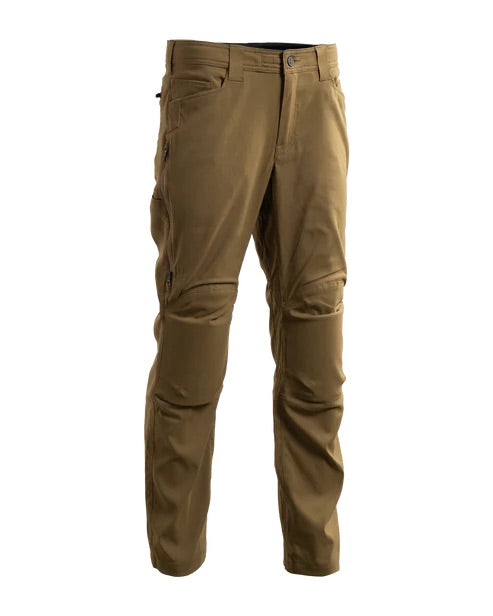 Ein Paar EBERLESTOCK Camas Pro Pant in Coyote Brown mit schmaler Passform, Vordertaschen, Gürtelschlaufen und vorgeformten Knien wird auf weißem Hintergrund gezeigt.
