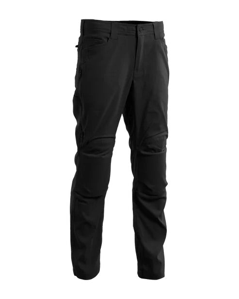 Die EBERLESTOCK Camas Pro Pant in Schwarz verfügt über eine schmale Passform, Vordertaschen, Gürtelschlaufen und einen Knopfverschluss - wie eine moderne taktische Hose für einen vielseitigen Stil. Abgebildet vor einem weißen Hintergrund.