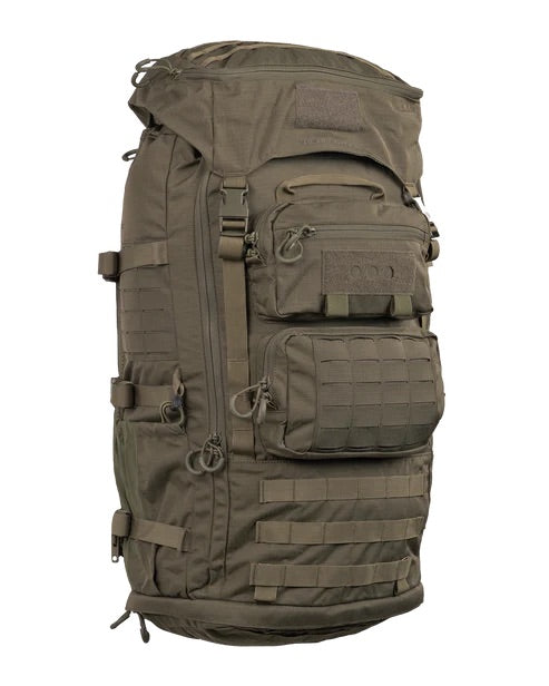 Der EBERLESTOCK Eberlestock Mission Ruck, ein großer olivgrüner Rucksack mit mehreren Fächern, MOLLE-Gewebe, verstellbaren Trägern und Reißverschluss, steht aufrecht vor einem weißen Hintergrund.