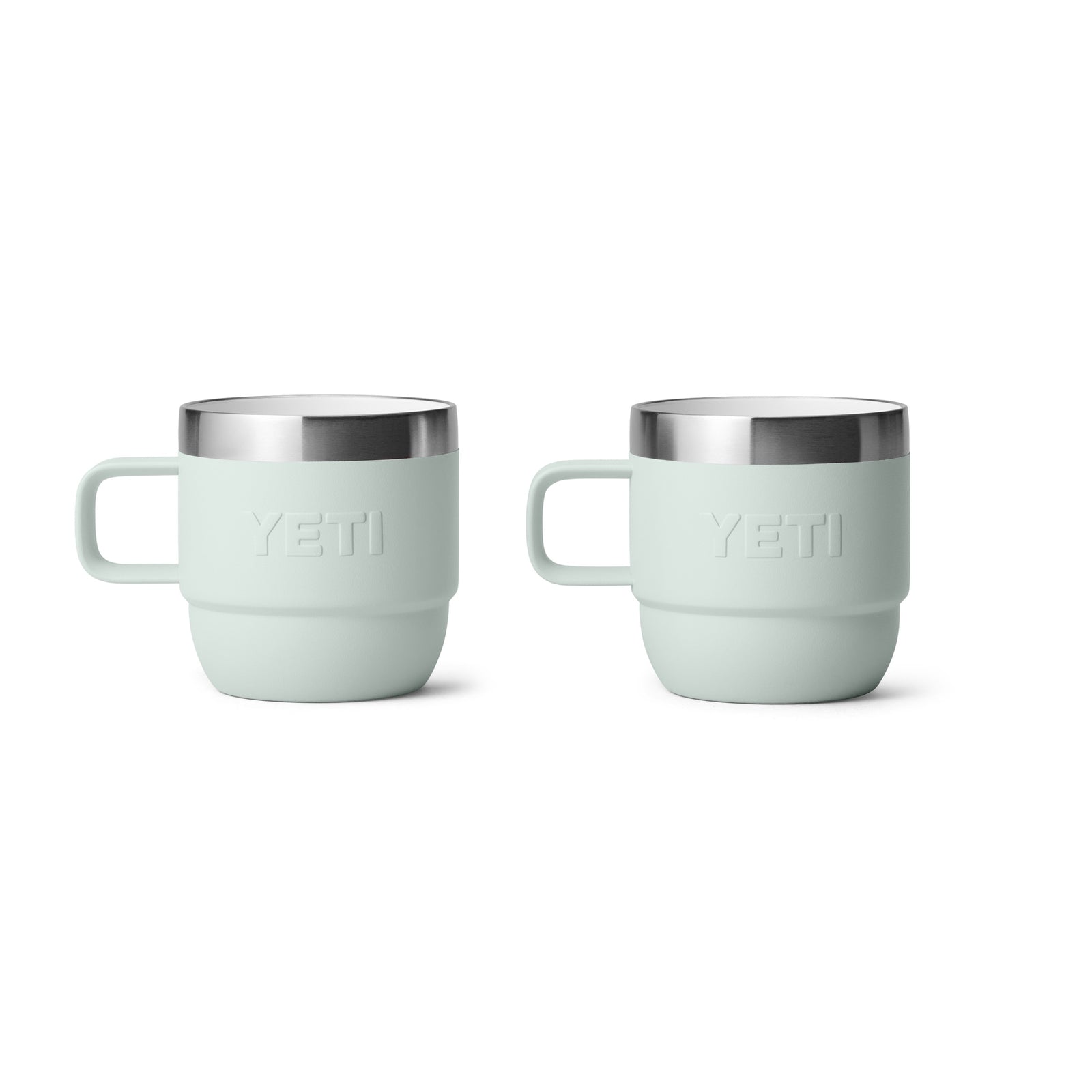 Zwei Ridgeline YETI® Espresso-Tasse Rambler 6 Oz Becher (2er-Pack) mit Griffen und Edelstahlrand stehen nebeneinander auf einem weißen Hintergrund, der ihre robuste Vakuumisolierung hervorhebt.