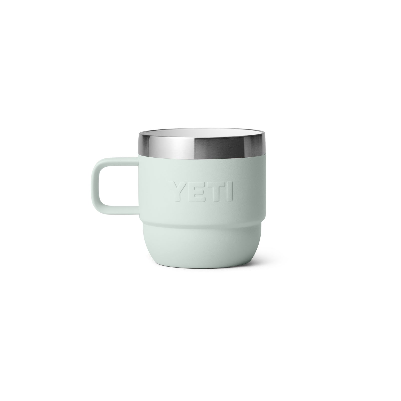 Ein Paar YETI® Rambler Espresso-Tassen 6 Oz (Ridgeline, 2er Pack) mit Griffen und Deckeln aus Edelstahl mit Vakuumisolierung, abgebildet auf einem schlichten weißen Hintergrund.