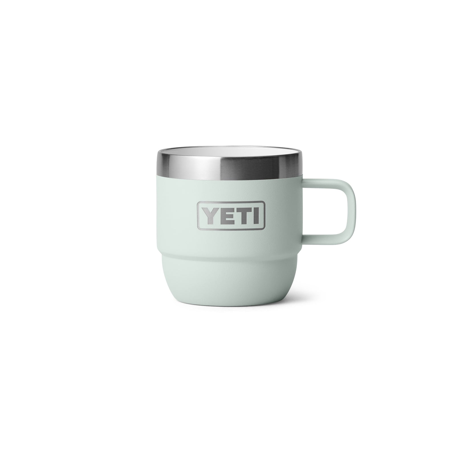 Ein Paar YETI® Espresso-Tassen Rambler 6 Oz (Ridgeline) mit Henkeln und Rändern aus Edelstahl, die das YETI-Logo tragen. Diese vakuumisolierten Edelstahlbecher sind auf einem schlichten weißen Hintergrund abgebildet.