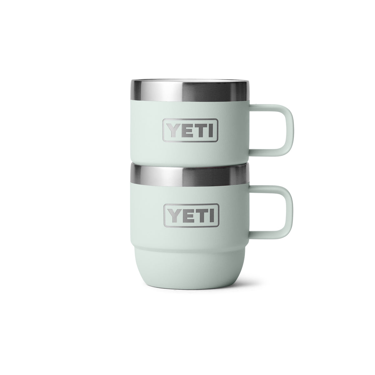 Zwei Ridgeline grüne YETI® Espresso-Tasse Rambler 6 Oz (2er Pack) sind vor einem weißen Hintergrund gestapelt. Jede hat einen Griff, ein sichtbares YETI-Logo, einen Rand aus Edelstahl und eine haltbare Vakuumisolierung.