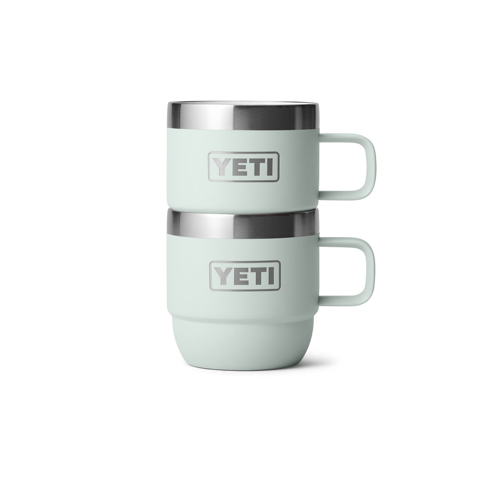 Zwei YETI® Espresso-Tasse Rambler 6 Oz (2er Pack) - Ridgeline sind auf einem weißen Hintergrund gestapelt. Jeder Becher hat einen Henkel, Vakuumisolierung, Edelstahlrand und zeigt das YETI-Logo auf der Vorderseite.