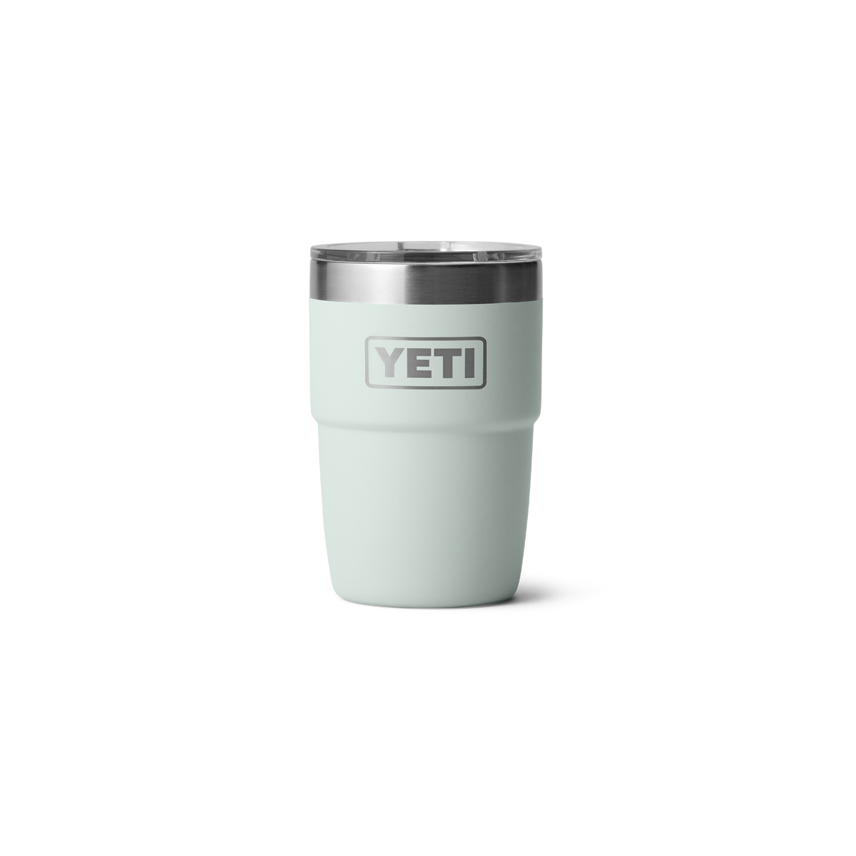 Der YETI® Stapelbarer Becher Rambler 8 Oz - Ridgeline in mintgrün mit Edelstahlrand und YETI-Logo verfügt über eine doppelwandige Vakuumisolierung, dargestellt vor einem weißen Hintergrund.