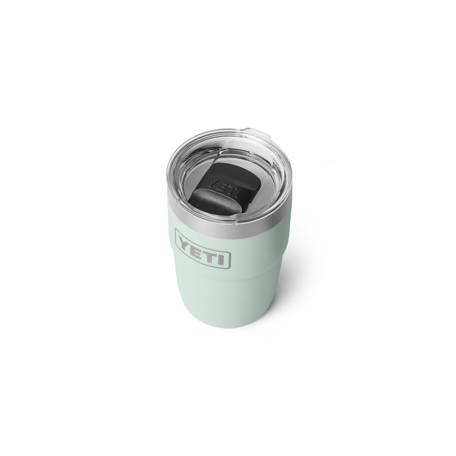 Ein hellgrüner YETI® Stapelbarer Becher Rambler 8 Oz - Ridgeline mit doppelwandiger Vakuumisolierung, klarem Kunststoffdeckel und schwarzem Schiebeverschluss ist auf einem schlichten weißen Hintergrund abgebildet.
