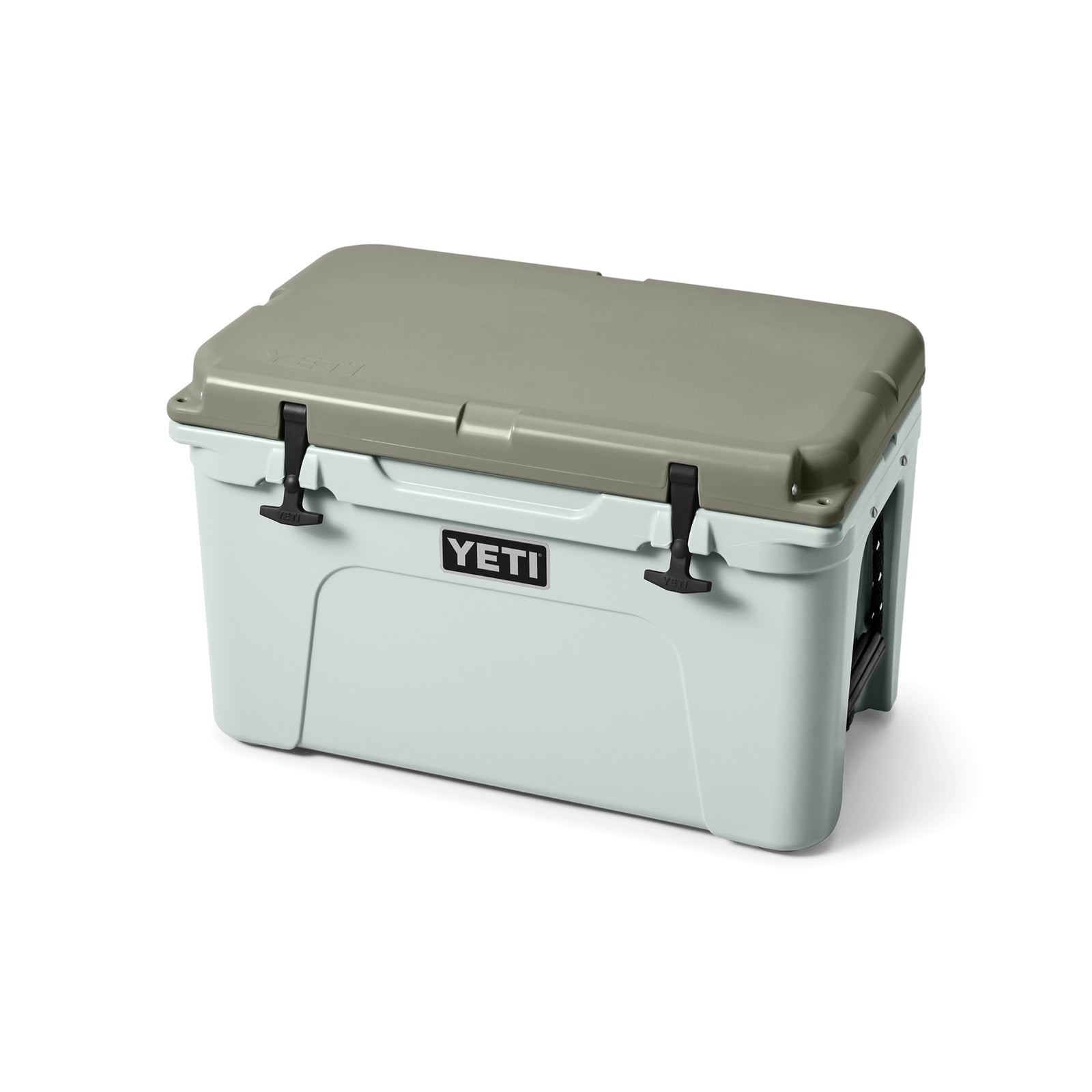Die YETI® Kühlbox Tundra 45 - Ridgeline, eine limitierte Auflage von YETI, zeichnet sich durch hellgraue Seiten, einen dunkelgrauen Deckel, schwarze Verschlüsse und robuste Griffe aus - für Langlebigkeit und einen unverwechselbaren Stil auf weißem Hintergrund.