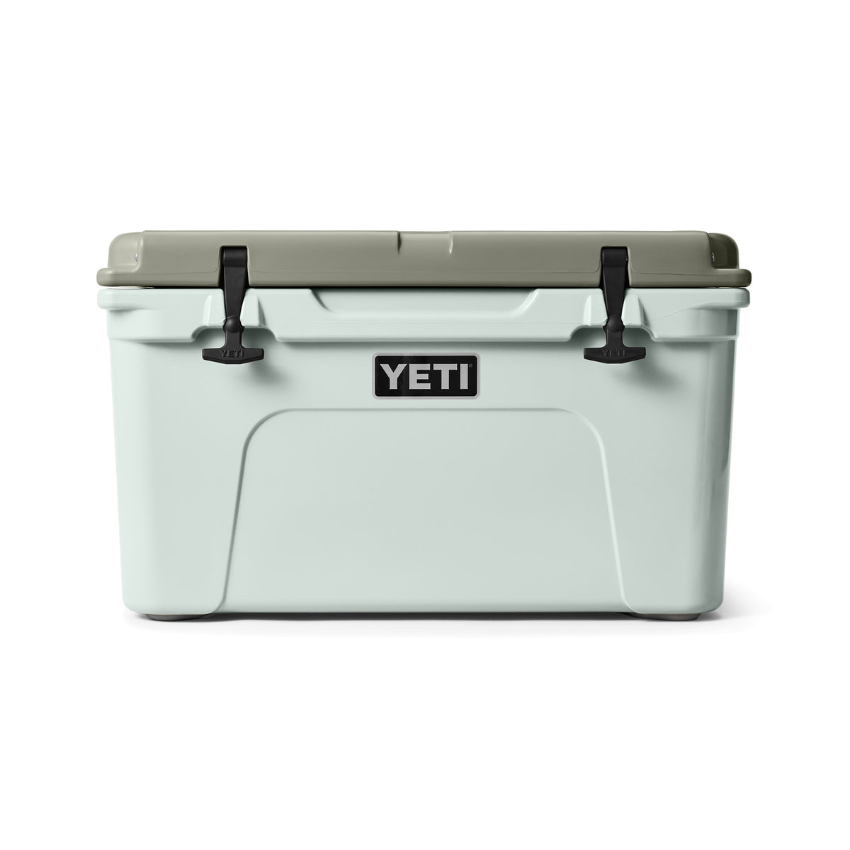 Die YETI® Kühlbox Tundra 45 - Ridgeline ist in Hellgrün mit einem grauen Deckel und zwei schwarzen Verschlüssen auf weißem Hintergrund abgebildet. Diese Limited Edition Kühlbox von YETI bietet stilvolles Design und zuverlässige Leistung.