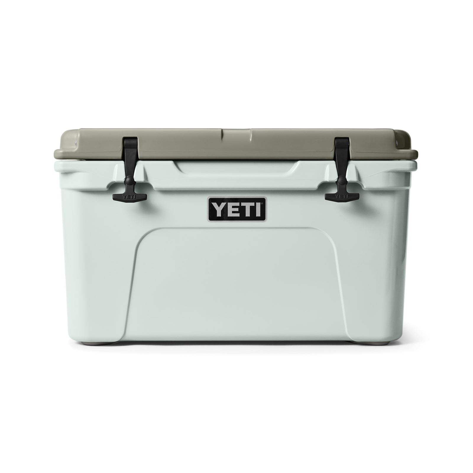 Die YETI® Kühlbox Tundra 45 - Ridgeline ist in Hellgrün mit einem grauen Deckel und zwei schwarzen Verschlüssen auf weißem Hintergrund abgebildet. Diese Limited Edition Kühlbox von YETI bietet stilvolles Design und zuverlässige Leistung.
