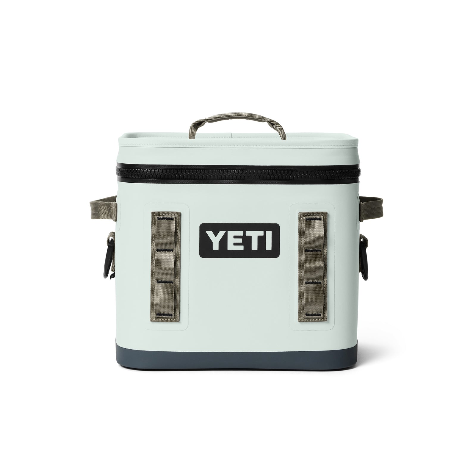 Die YETI® Kühltasche Hopper Flip® 12 - Ridgeline ist eine hellblaue, rechteckige Kühltasche mit schwarzem Reißverschluss, oberem Griff, seitlichen Gurten, zwei vertikalen, braunen Frontschlaufen und einem zentrierten, schwarz-weißen YETI-Logo.