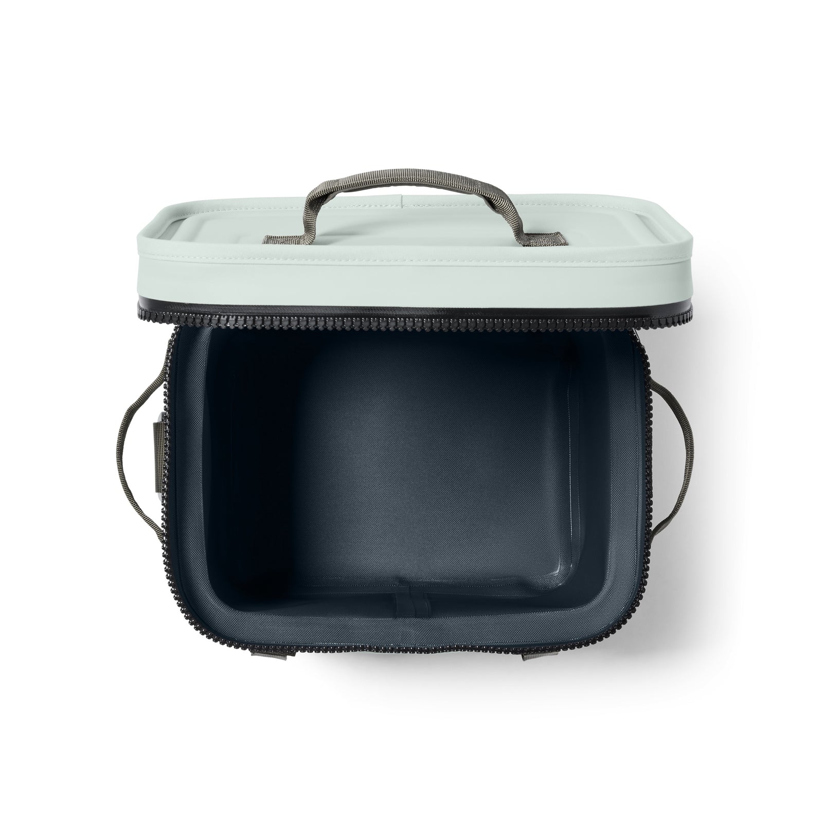Eine Ansicht von oben auf eine geöffnete, leere YETI® Kühltasche Hopper Flip® 12 - Ridgeline mit hellgrauem Deckel, dunklem Reißverschluss und Innenraum. Diese auslaufsichere Kühlbox von YETI hat seitliche Griffe und einen Griff am Deckel.