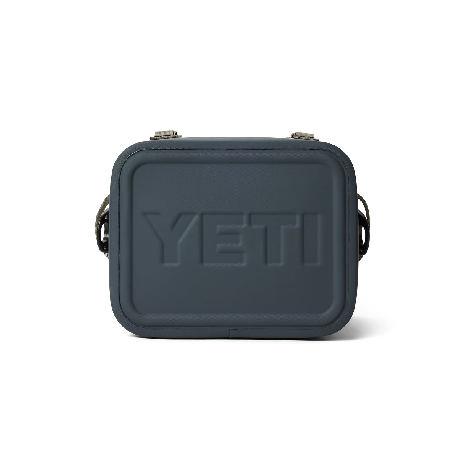 Die YETI® Kühltasche Hopper Flip® 12 - Ridgeline ist eine dunkelgraue, rechteckige Softcooler mit abgerundeten Kanten, einem geprägten YETI-Logo auf der Vorderseite, minimalistischem Design und zwei seitlichen Griffen zum einfachen Tragen.