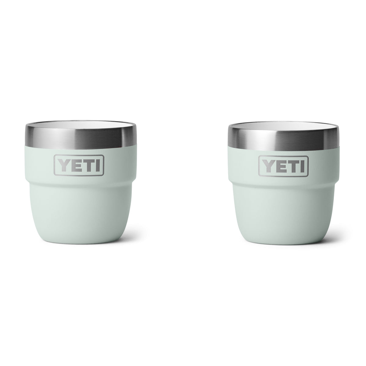 Zwei YETI® Espresso-Tasse Rambler 4 Oz (2er Pack) - Ridgeline in hellgrün, mit Edelstahlrändern und Logo, werden nebeneinander angezeigt. Diese doppelwandigen vakuumisolierten Edelstahlbecher halten Ihren Espresso auf der idealen Temperatur.