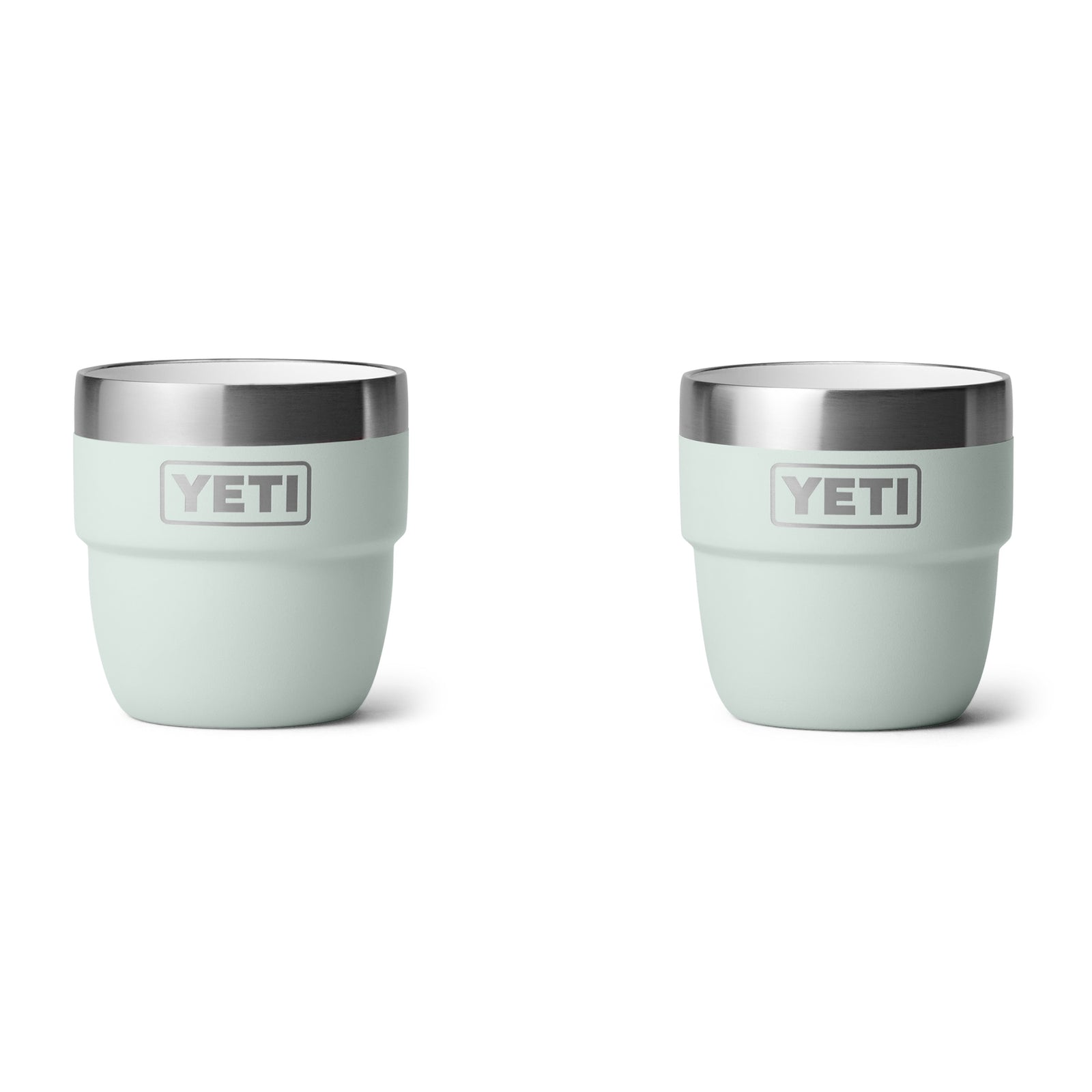 Zwei Ridgeline YETI® Espresso-Tasse Rambler 4 Oz Edelstahlbecher (2er Pack) mit doppelwandiger Vakuumisolierung stehen nebeneinander auf weißem Grund und zeigen jeweils das YETI-Logo auf der Vorderseite.
