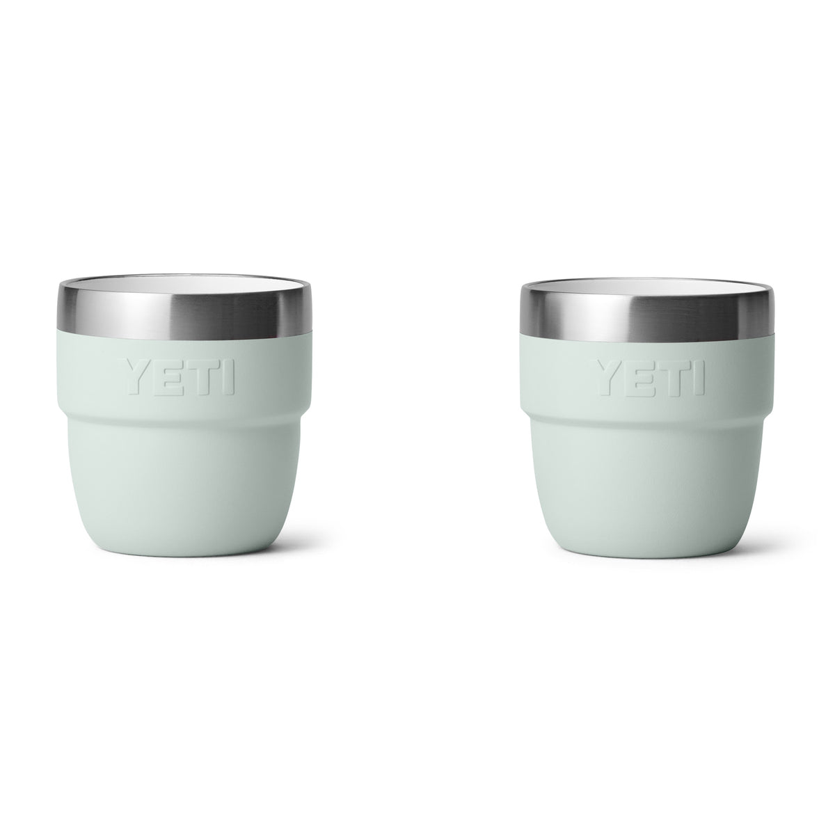 Zwei Ridgeline YETI® Rambler 4 Oz Espresso-Tassen sind nebeneinander auf einem weißen Hintergrund abgebildet. Jeder Edelstahlbecher hat einen modernen Look und eine doppelwandige Vakuumisolierung, die Getränke heiß oder kalt hält.