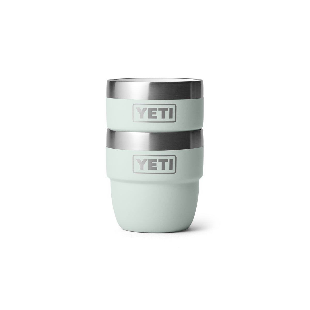 Zwei Ridgeline YETI® Espresso-Tasse Rambler 4 Oz (2er Pack) mit Edelstahlrändern sind gestapelt und heben ihre doppelwandige Vakuumisolierung-perfekte Edelstahlbecher für Camping, vor einem weißen Hintergrund.