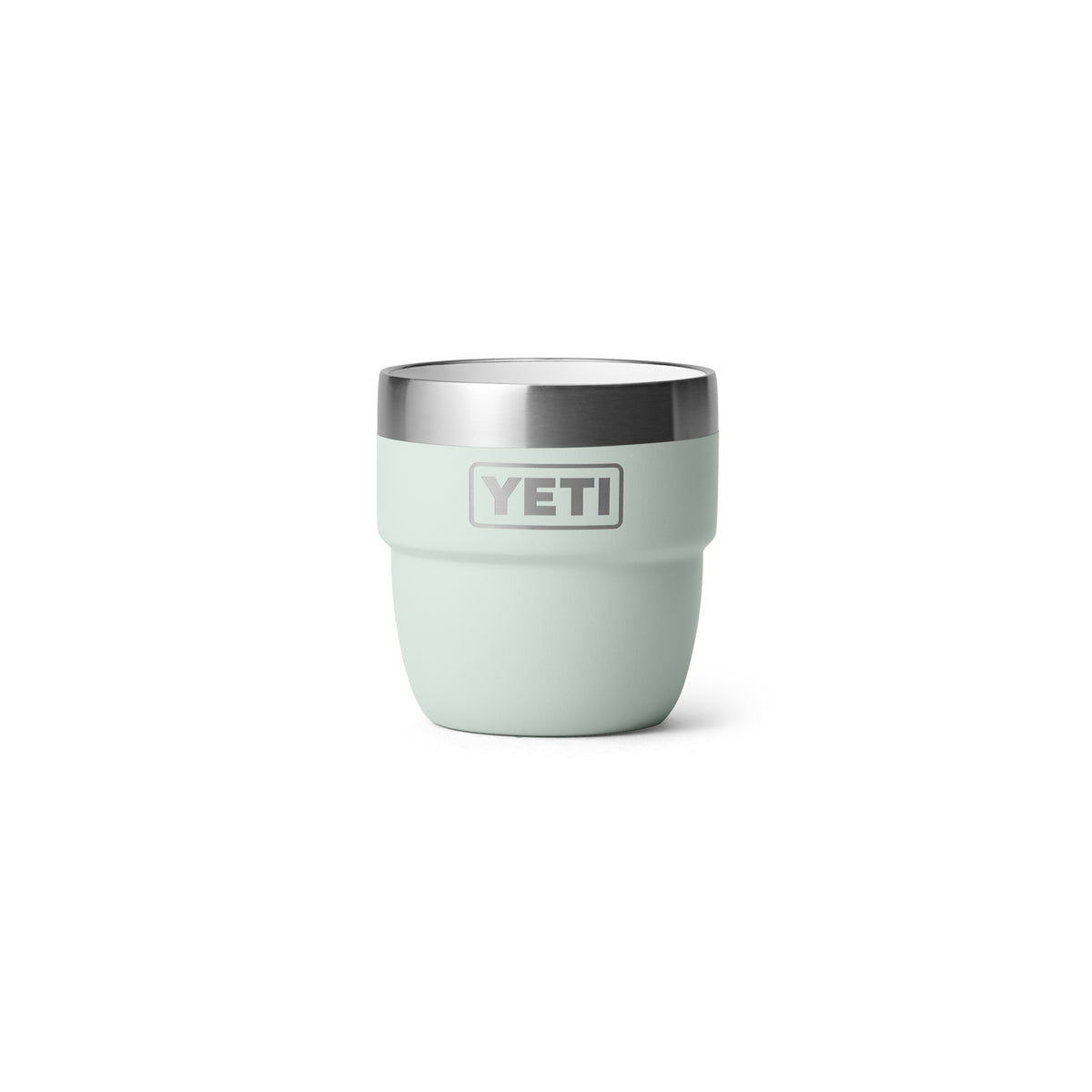 Ein Paar YETI® Espresso-Tassen Rambler 4 Oz (Ridgeline) in hellblau mit Edelstahlfelgen und doppelwandiger Vakuumisolierung, mit dem YETI-Logo auf der Vorderseite, abgebildet auf weißem Hintergrund.
