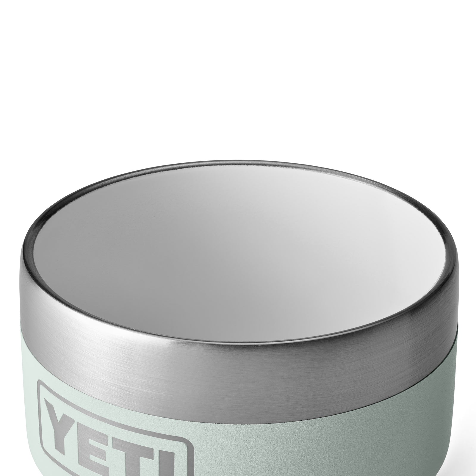 Eine Nahaufnahme der hellblauen YETI® Espresso-Tasse Rambler 4 Oz (2er Pack) - Ridgeline zeigt den metallisch silbernen Rand und das weiße Innere, das die doppelwandige Vakuumisolierung hervorhebt.