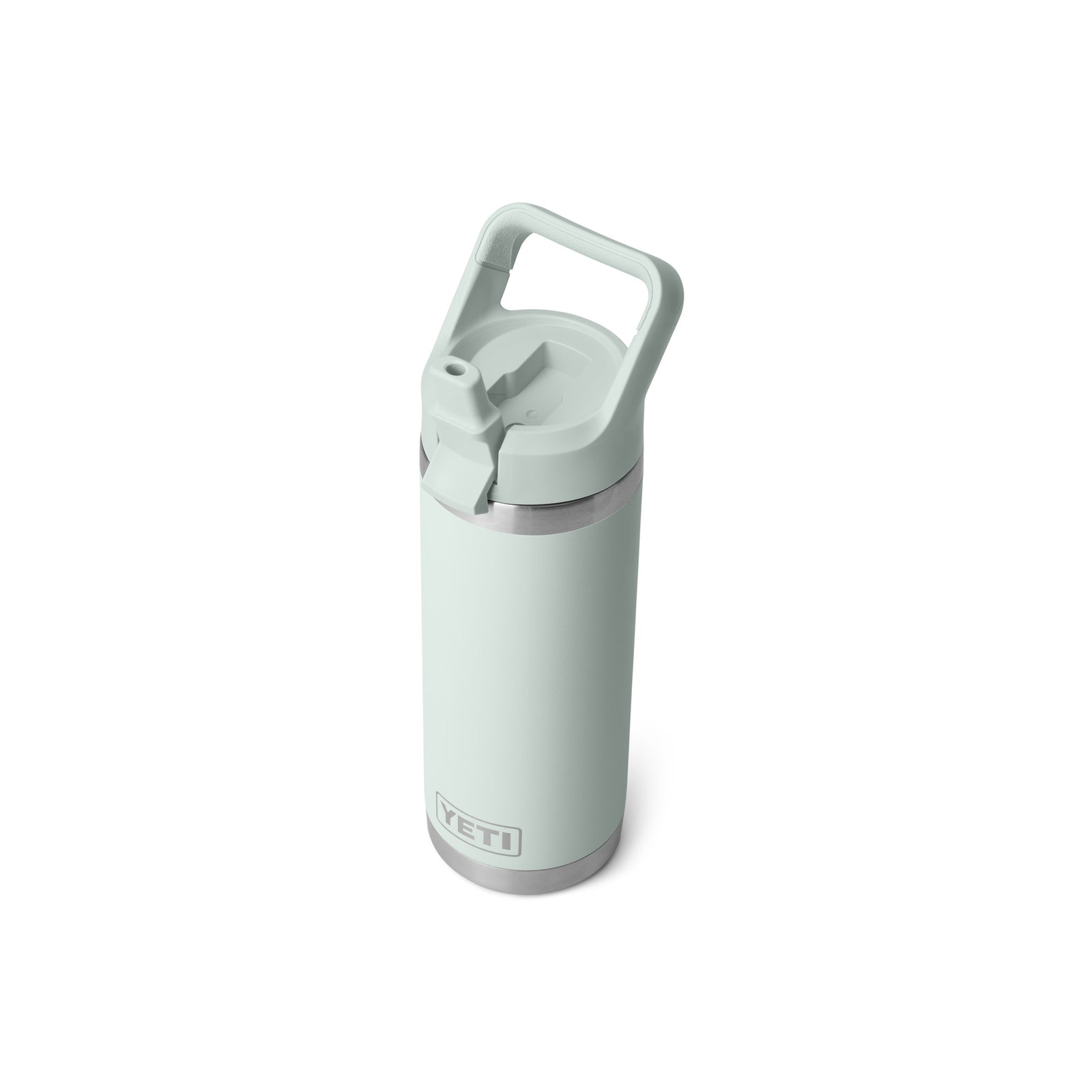 Die YETI® Flasche Rambler 18 Oz Straw Bottle in Ridgeline mit Griffdeckel und Ausgießer, mit Vakuumisolierung, ist auf weißem Hintergrund abgebildet.