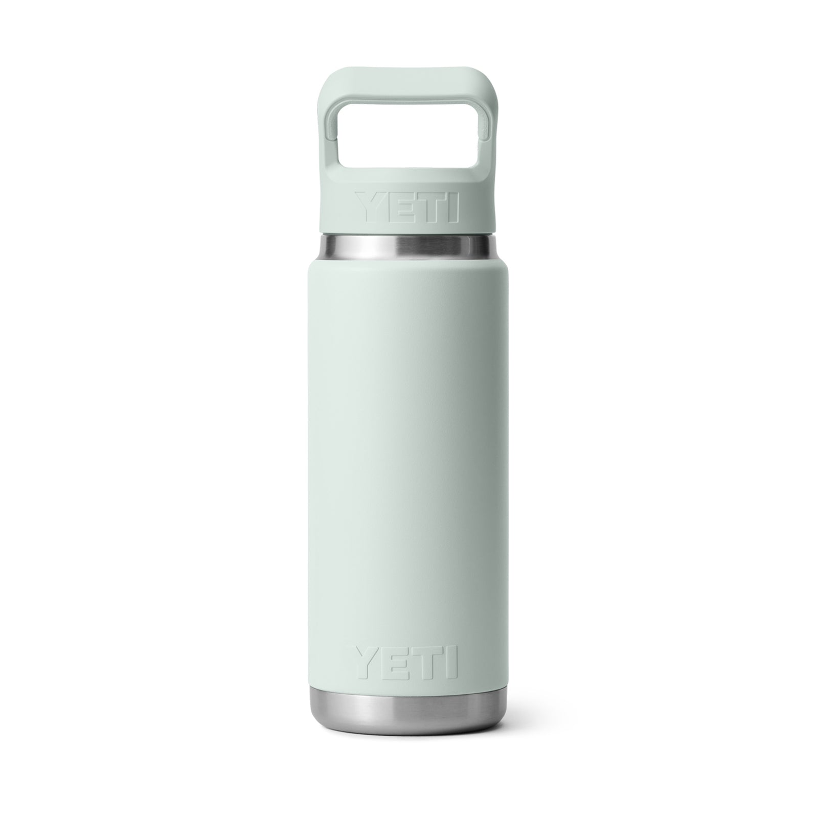 Eine hellgraue YETI® Flasche Rambler 26 Oz Straw - Ridgeline mit doppelwandiger Vakuumisolierung, großem Henkel am Deckel und Edelstahlakzenten oben und unten steht aufrecht vor weißem Hintergrund.