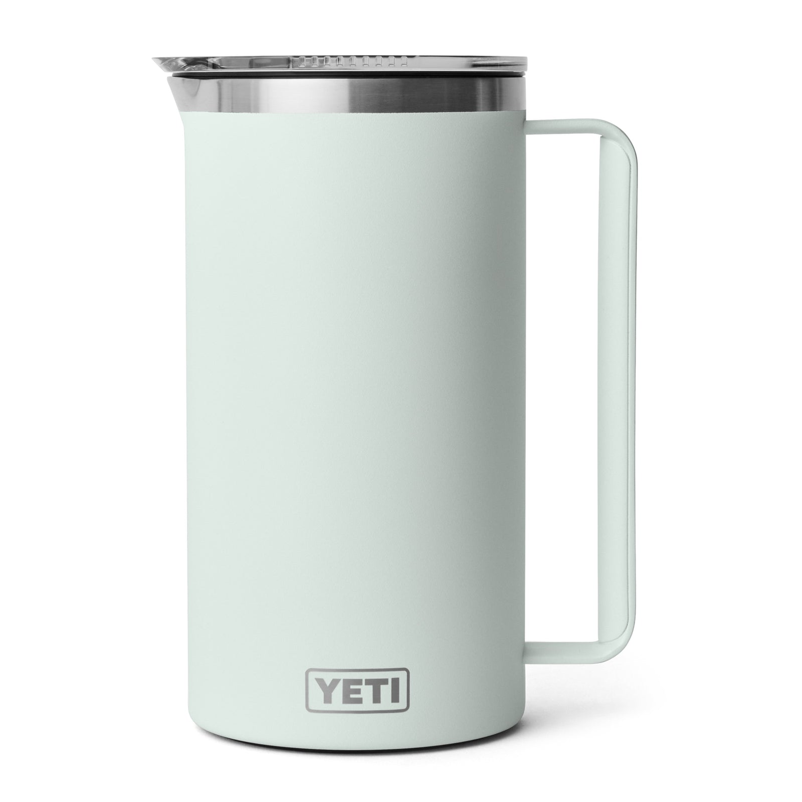 Der YETI® Rambler Pitcher 64 Oz - Ridgeline ist ein hellgrauer, rostfreier Stahlkrug mit Vakuumisolierung, einem großen Griff und Metalldeckel von YETI, abgebildet vor einem weißen Hintergrund.