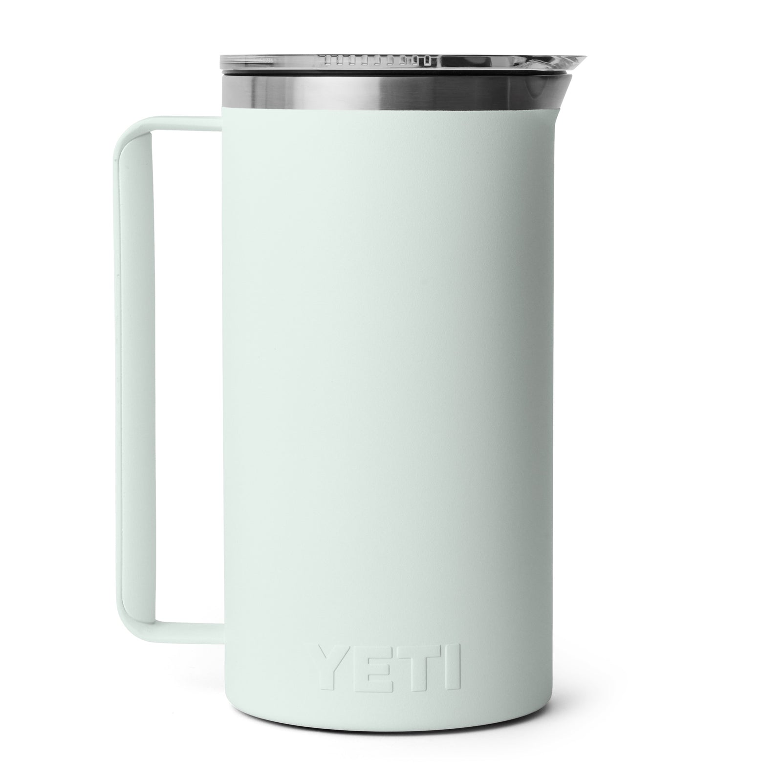 Ein YETI® Rambler Pitcher 64 Oz - Ridgeline in Weiß mit Vakuumisolierung, einem großen Griff und einem Deckel aus rostfreiem Stahl ist auf einem schlichten weißen Hintergrund abgebildet. Das YETI-Logo ist auf der unteren Vorderseite eingeprägt.