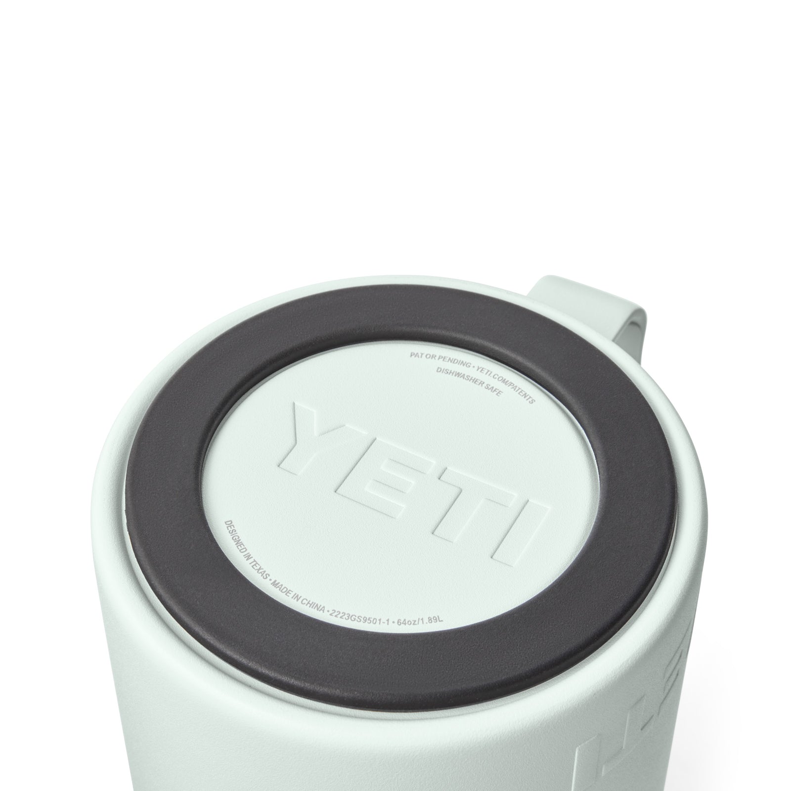 Eine Nahaufnahme des Bodens eines weißen YETI® Rambler Pitcher 64 Oz - Ridgeline zeigt das eingeprägte YETI-Logo und Details. Die Vakuumisolierung sorgt für eine hervorragende Temperaturerhaltung in jedem Edelstahlkrug.