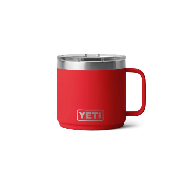 Die YETI® Tasse Rambler 14 Oz in Rescue Red mit Griff, transparentem Deckel, silbernem Rand und YETI Logo ist die ideale vakuumisolierte Camping-Tasse - abgebildet vor weißem Hintergrund.