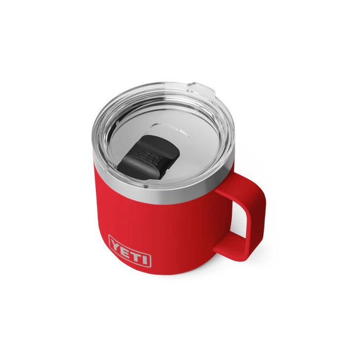 Der YETI® Tasse Rambler 14 Oz in Rescue Red verfügt über einen stabilen Griff und einen durchsichtigen Deckel mit schwarzem Schiebeverschluss, der auf einem schlichten weißen Hintergrund abgebildet ist.