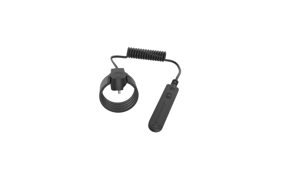 Schwarzes Spiralkabel mit rundem Stecker und rechteckiger Fernbedienung mit Knopf auf weißem Hintergrund. Perfekt als LEDLENSER Taschenlampen Zubehör oder zur Verwendung als Ledlenser Fernschalter Typ E Remote Switch.
