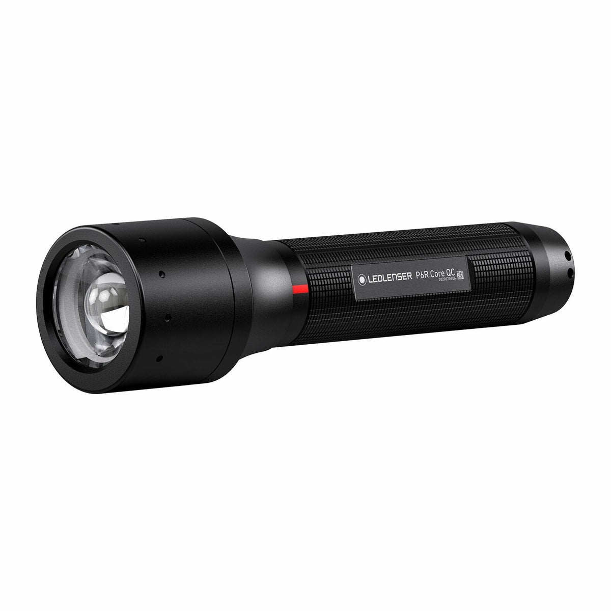 Eine schwarze LEDLENSER P6R Core QC Taschenlampe mit strukturiertem Griff, breiter Linse und einem silbernen Etikett ist auf einem weißen Hintergrund abgebildet. Diese mehrfarbige Licht Taschenlampe bietet vielseitige farbige Beleuchtung.