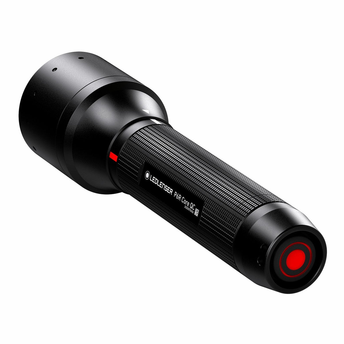 Die LEDLENSER P6R Core QC ist eine schwarze LED-Taschenlampe mit strukturiertem Griff, großem Kopf, rotem Ring um den Einschaltknopf, rotem Akzent am Kopf und fokussierbares Licht für vielseitige Ausleuchtung.