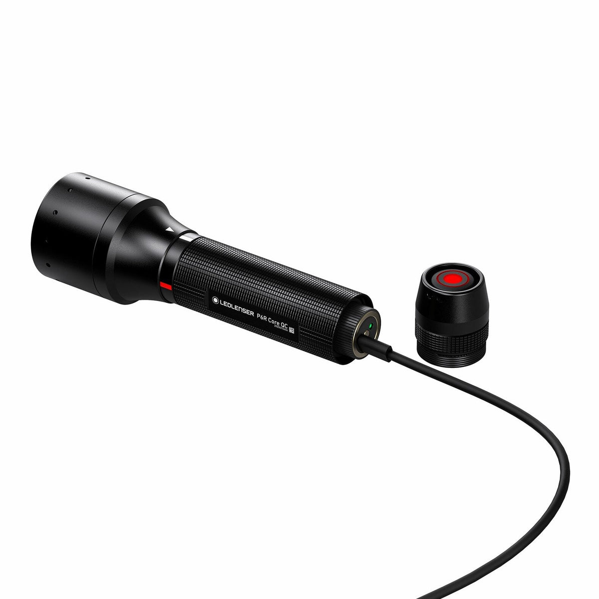 Die LEDLENSER Ledlenser P6R Core QC ist eine schwarze, mehrfarbige LED-Taschenlampe mit zylindrischem Gehäuse, die per Kabel mit einer runden, abnehmbaren Fernbedienung mit rotem Knopf und fokussierbarem Licht verbunden ist.