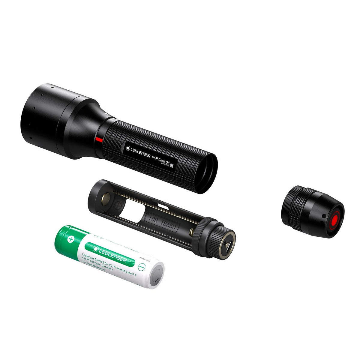 Eine zerlegte schwarze Taschenlampe LEDLENSER P6R Core QC ist auf weißem Hintergrund abgebildet. Das Gehäuse, die Batterie, der Batteriehalter und die Endkappe mit rotem Knopf sind aufgereiht.