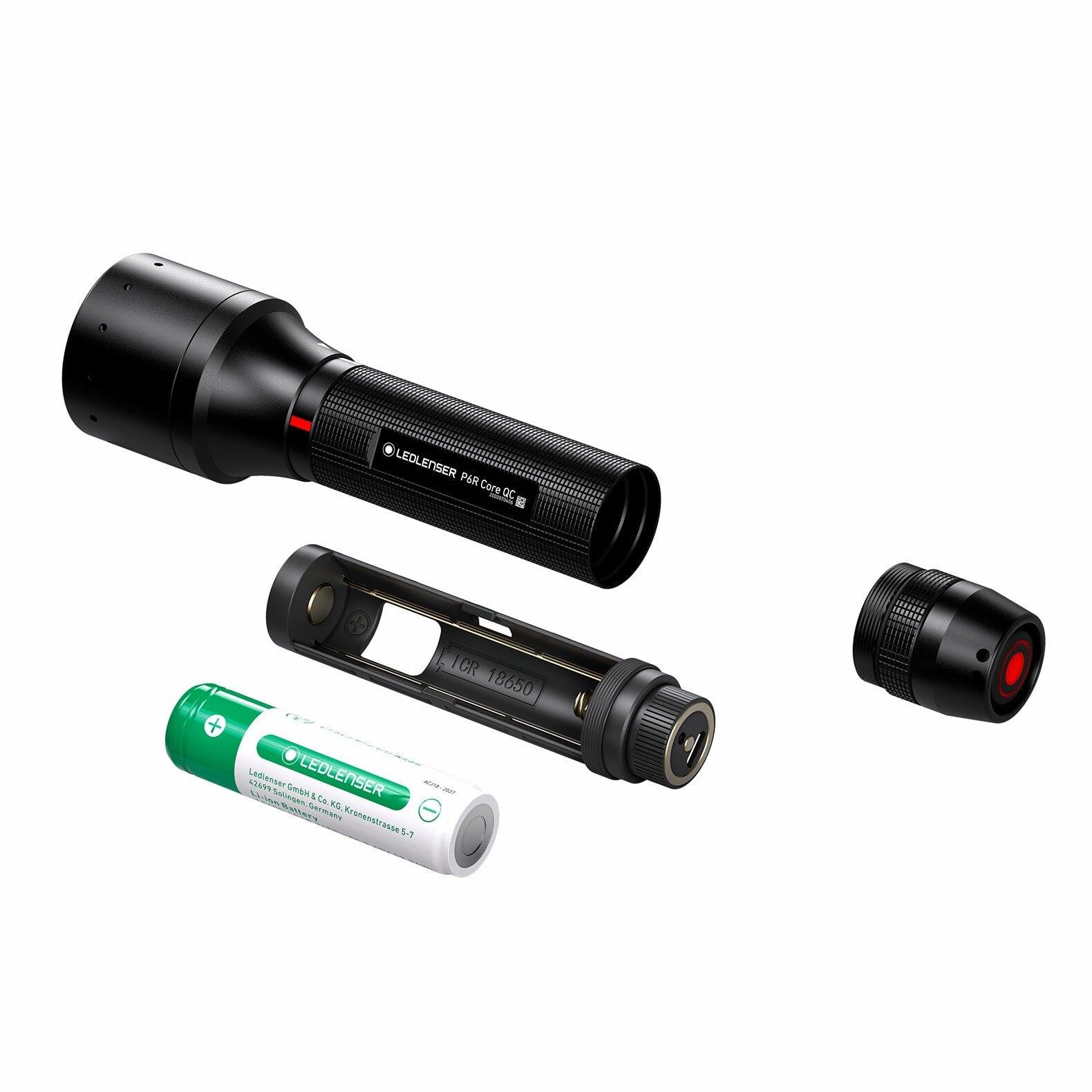 Eine schwarze LEDLENSER P6R Core QC-Taschenlampe wird in vier Teile zerlegt dargestellt: Hauptteil, Batteriehalter, wiederaufladbare Batterie und Endkappe mit rotem Knopf - alle in einer Reihe auf weißem Hintergrund angeordnet.