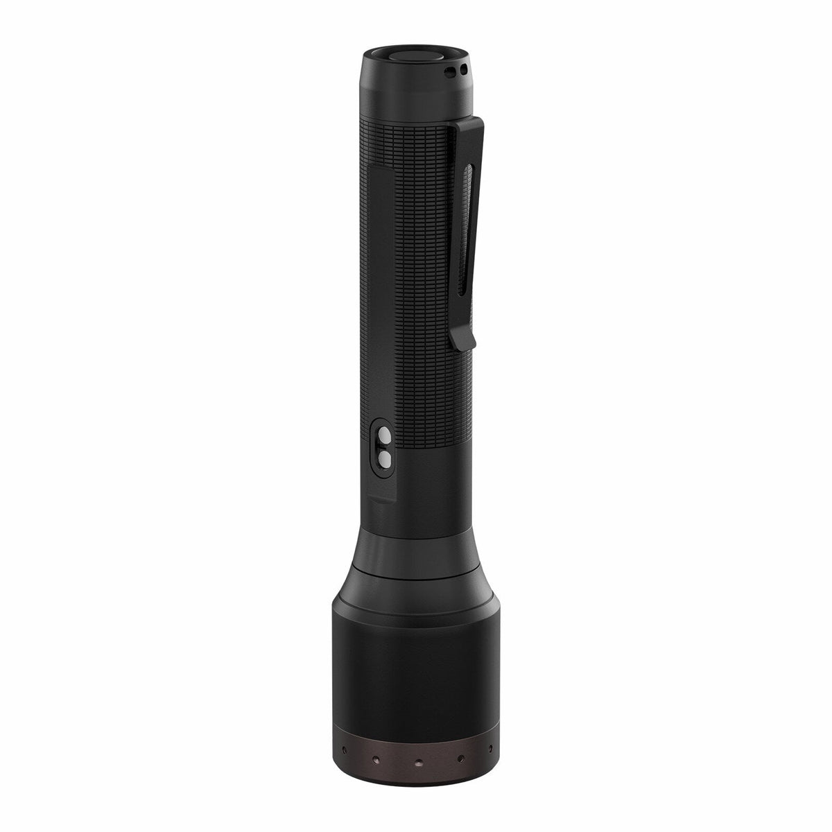 Die LEDLENSER P9R Core LEP, eine schwarze zylindrische Taschenlampe mit strukturiertem Griff, Seitenknopf und Taschenclip, steht aufrecht auf weißem Grund - ideal für Such- und Rettungseinsätze mit ihrer leistungsstarken LEP-Technologie.