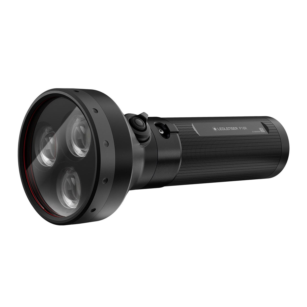 Die LEDLENSER Taschenlampe P18R ist eine schwarze, zylindrische Taschenlampe mit drei Glühbirnen in ihrem runden Kopf, einem strukturierten Griff und einem seitlichen Einschaltknopf. Sie liefert eine beeindruckende Lichtleistung von 4500 Lumen, hier vor einem weißen Hintergrund.