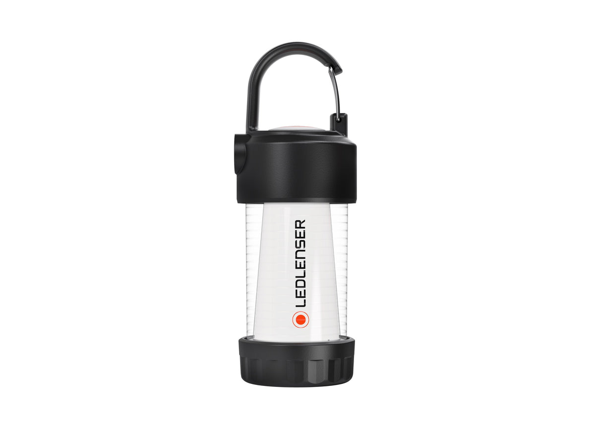 Die LEDLENSER ML4 Outdoor Camping Lampe ist eine kompakte Laterne mit schwarzer Ober-/Unterseite, transparentem Gehäuse und vertikalem "LEDLENSER" Branding. Sie hat einen schwarzen Haken zum Aufhängen und Dual Power Technologie für den vielseitigen Einsatz im Freien.