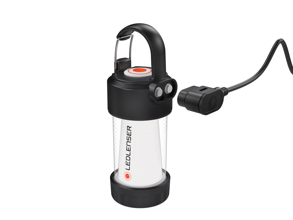 Die LEDLENSER ML4 Outdoor Camping Lampe ist eine kompakte, zylindrische Leuchte mit schwarzem Griff, weißem, durchscheinendem Gehäuse, schwarzem Sockel, rotem Einschaltknopf auf dem Deckel und oberem Ladekabel - perfekt als Außenlampe.