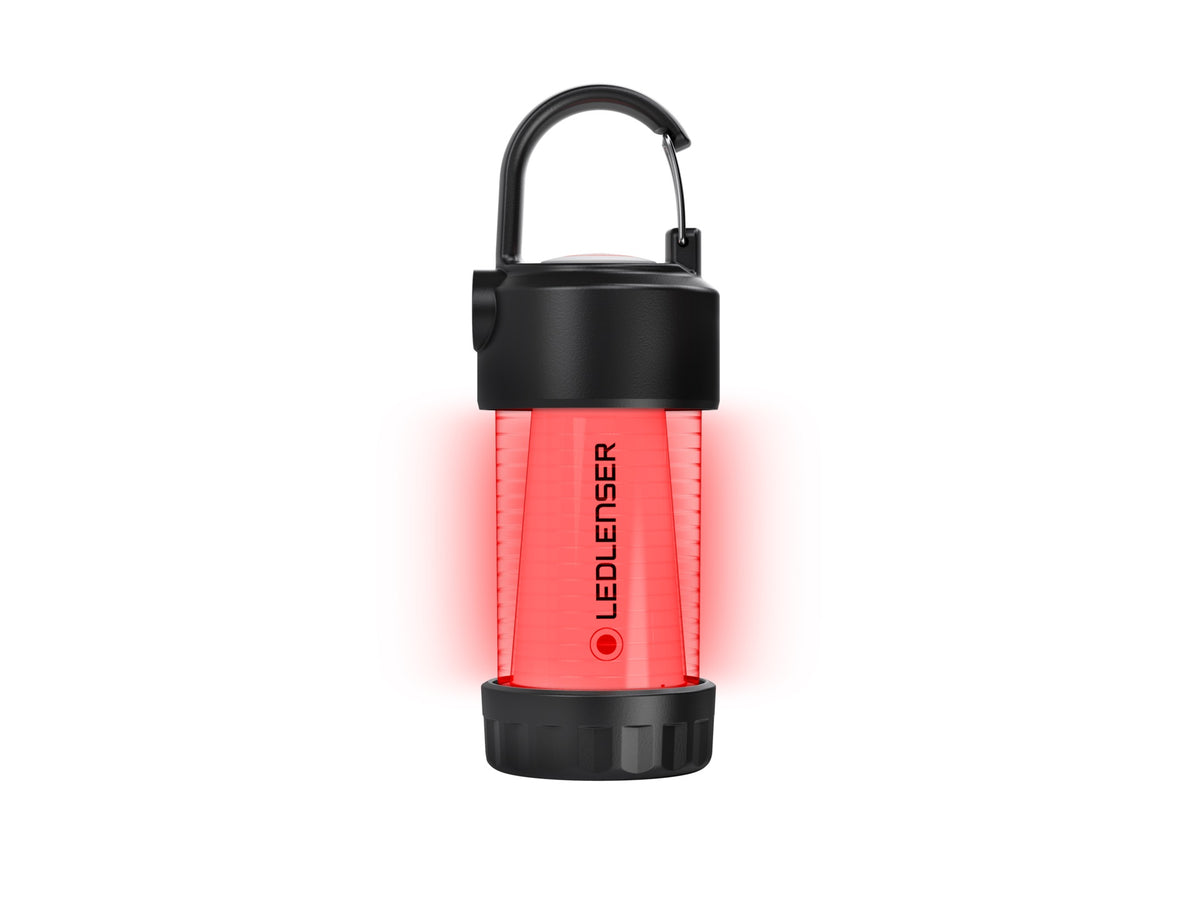 Die LEDLENSER ML4 WL Outdoor Camping Lampe ist eine schwarz-rote, tragbare LED-Laterne mit einem Haken an der Spitze und dem Schriftzug LEDLENSER" senkrecht auf dem rot leuchtenden Gehäuse - ideal als warmweißes Licht für draußen.