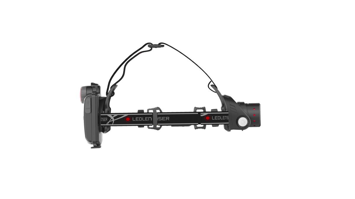 Eine schwarze LEDLENSER Stirnlampe H14R.2 mit verstellbaren Bändern und einer großen zentralen Lampe, die mit dem Advanced Focus System ausgestattet ist, wird von der Seite auf einem weißen Hintergrund gezeigt. Der Markenname LEDLENSER erscheint auf dem Band.