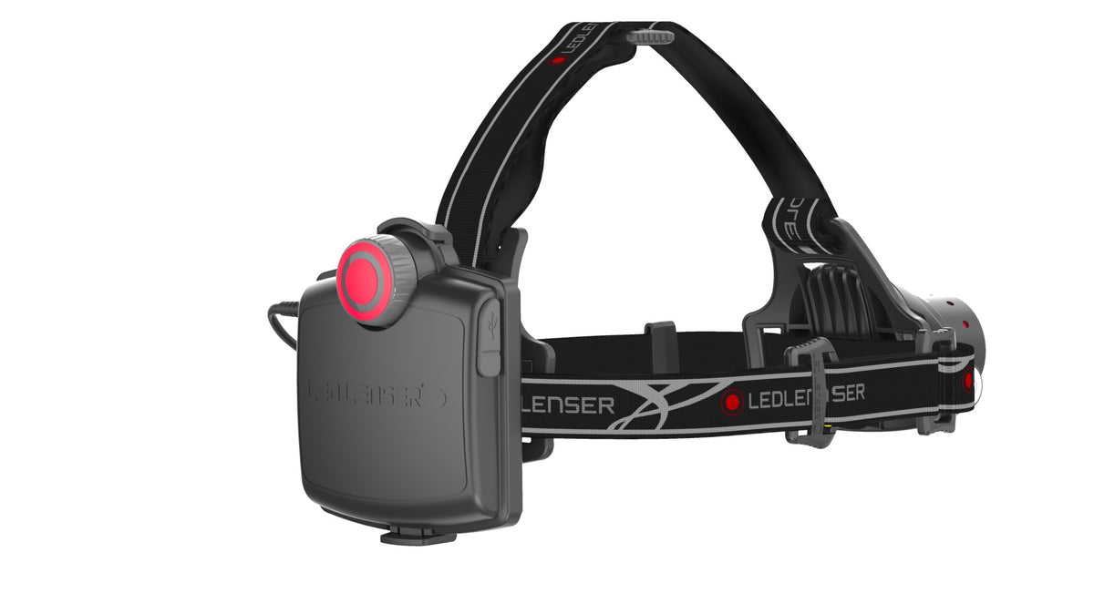 Die LEDLENSER Stirnlampe H14R.2 ist eine schwarz-graue LED-Stirnlampe mit verstellbarem Gurt, großem Akkupack mit rotem Rundknopf, wiederaufladbarem Akku und dem LEDLENSER-Logo auf Gurt und Akkupack.
