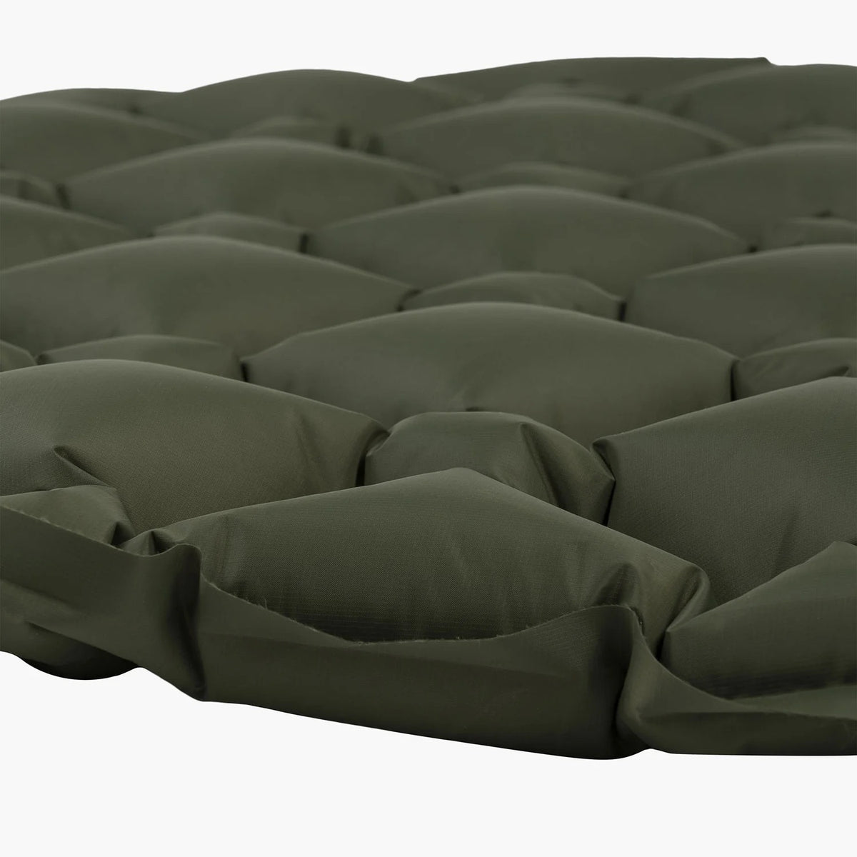 Nahaufnahme der HIGHLANDER FORCES Highlander NAP PAK aufblasbare Schlafmatte mit PrimaLoft - dunkelgrün, gesteppt und gepolstert für Outdoor-Camping-Komfort, mit hervorragender Isolierung und einer strukturierten Oberfläche.
