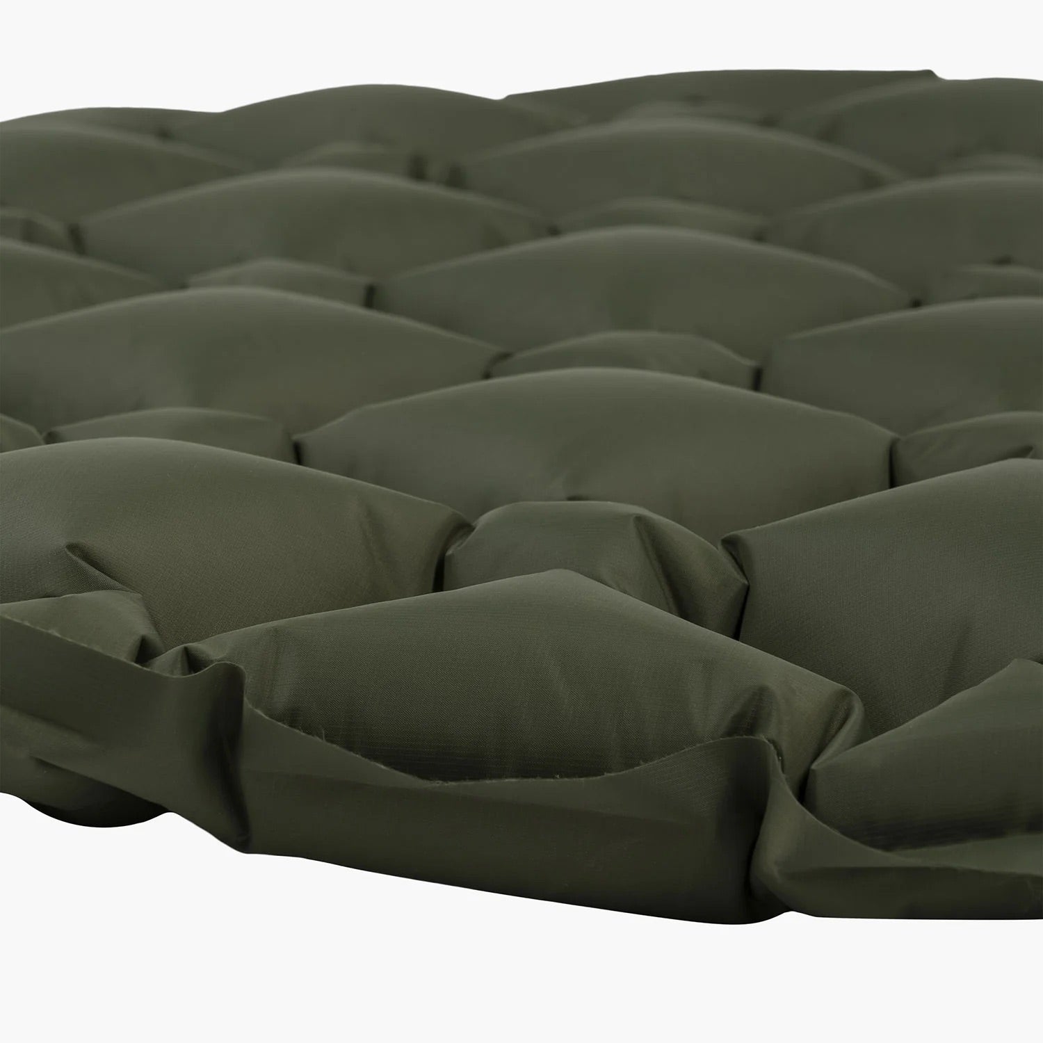 Nahaufnahme der HIGHLANDER FORCES Highlander NAP PAK aufblasbare Schlafmatte mit PrimaLoft - dunkelgrün, gesteppt und gepolstert für Outdoor-Camping-Komfort, mit hervorragender Isolierung und einer strukturierten Oberfläche.