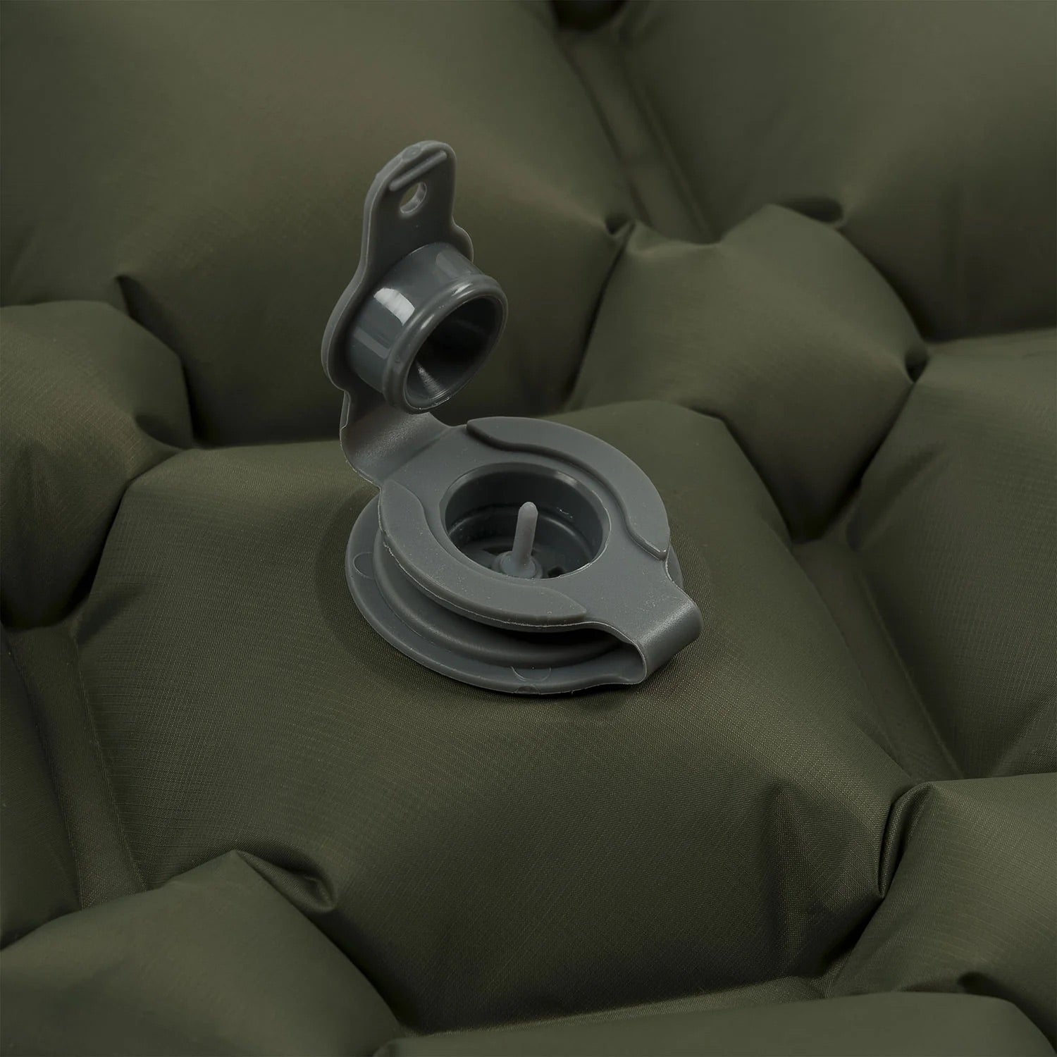 Nahaufnahme eines offenen Luftventils auf der HIGHLANDER FORCES Highlander NAP PAK aufblasbare Schlafmatte mit PrimaLoft in Olivgrün, mit einer strukturierten, gesteppten Oberfläche - perfekt für den Komfort beim Outdoor-Camping.