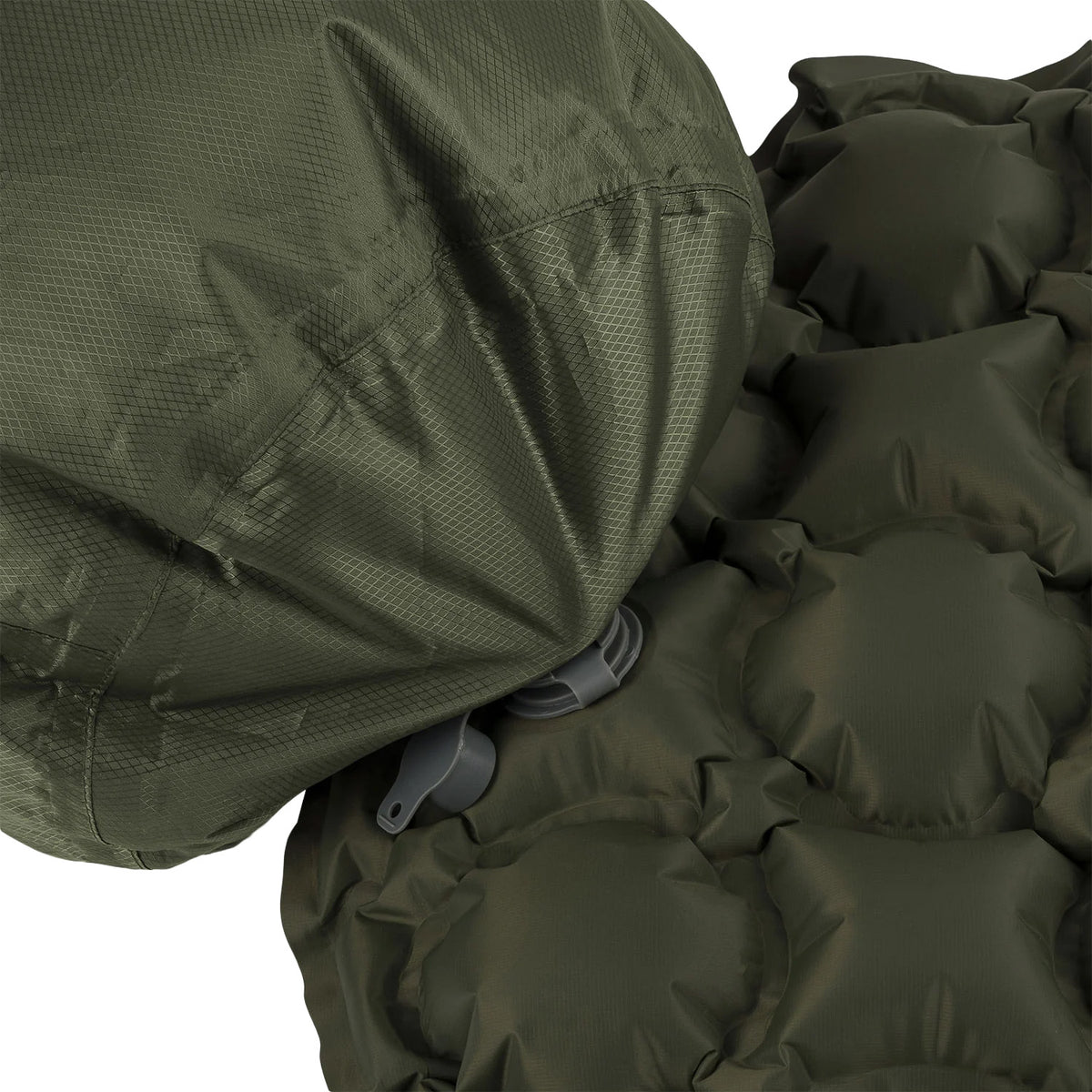 Nahaufnahme einer olivgrünen aufblasbaren Schlafunterlage mit eingebautem Kissen und Luftventil. Die gesteppte Oberfläche weist kreisförmige Luftzellen auf. Einfach aufblasen und im Highlander Puff Sack Inflation Drybag von HIGHLANDER FORCES für den bequemen Transport verstauen.
