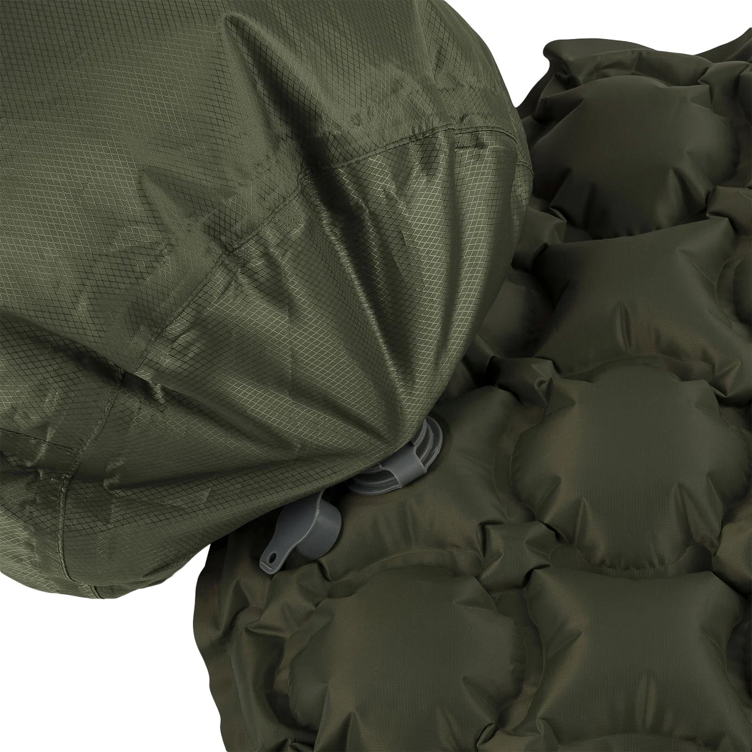 Nahaufnahme einer olivgrünen aufblasbaren Schlafunterlage mit eingebautem Kissen und Luftventil. Die gesteppte Oberfläche weist kreisförmige Luftzellen auf. Einfach aufblasen und im Highlander Puff Sack Inflation Drybag von HIGHLANDER FORCES für den bequemen Transport verstauen.
