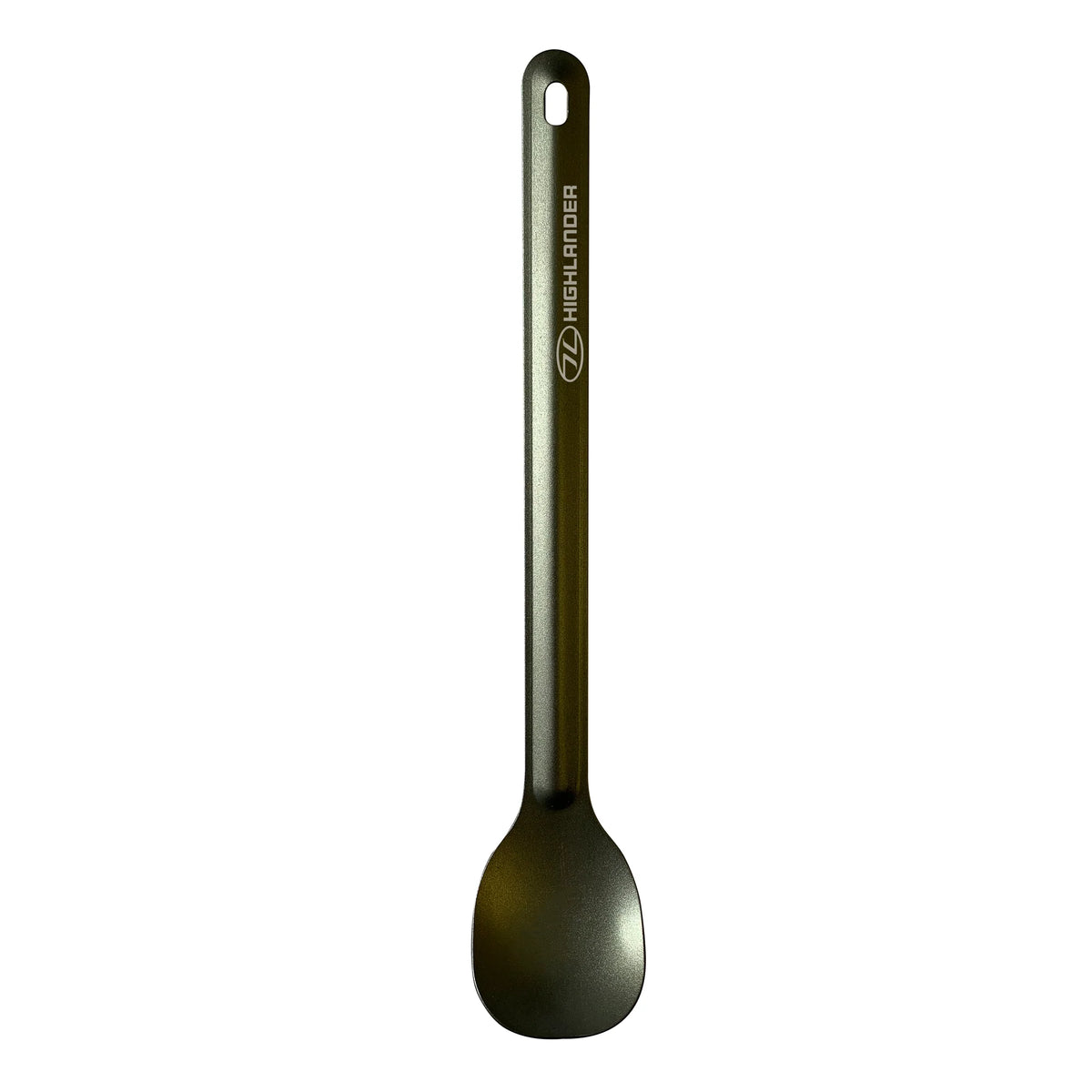 Ein metallischer Highlander Food Pack Löffel von HIGHLANDER OUTDOOR, mit einem langen Griff mit einem Loch an der Spitze und dem aufgedruckten Markennamen, fotografiert auf weißem Hintergrund.
