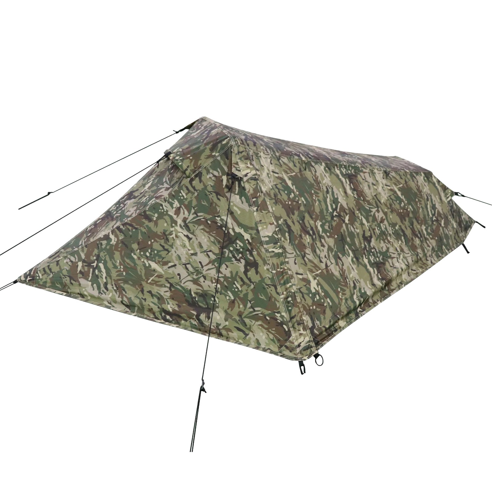 Ein Highlander Zelt Blackthorn 1 Gen2 - HMTC von HIGHLANDER FORCES mit Tarnmuster und schwarzen Tragekordeln wird aufgeschlagen, sein Design hebt sich von einem schlichten weißen Hintergrund ab.