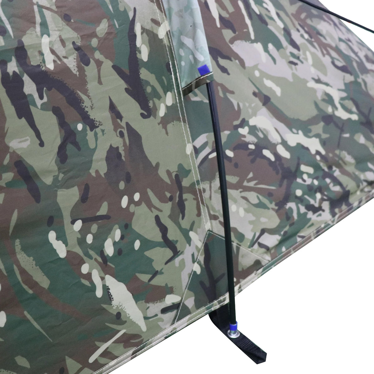 Nahaufnahme des HIGHLANDER FORCES Highlander Zelt BLACKTHORN 2 GEN2 - HMTC in Camouflage, mit angeschlossener Luftstange und schwarzer Fußpumpe, während das 2-Personen-Zelt aufgeblasen wird.